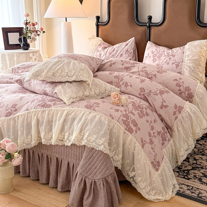 91家纺网 家纺一手货源 找家纺 苏米娜2026春夏新款法式复古双层花边大蕾丝水洗棉亚麻床盖款四件套全棉纯棉印花小碎花四件套  粉黛  