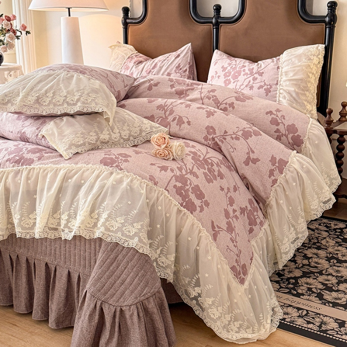 91家纺网 家纺一手货源 找家纺 苏米娜2026春夏新款法式复古双层花边大蕾丝水洗棉亚麻床盖款四件套全棉纯棉印花小碎花四件套  粉黛  