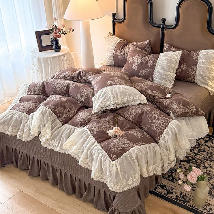 91家纺网 家纺一手货源 找家纺 苏米娜2026春夏新款法式复古双层花边大蕾丝水洗棉亚麻床盖款四件套全棉纯棉印花小碎花四件套  罗拉 