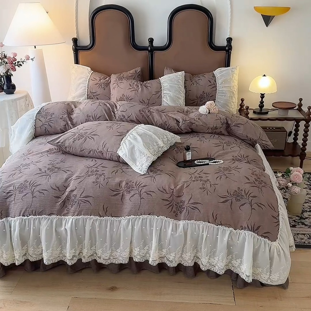 91家纺网 家纺一手货源 找家纺 苏米娜2026春夏新款法式复古双层花边大蕾丝水洗棉亚麻床盖款四件套全棉纯棉印花小碎花四件套 金枝玉叶