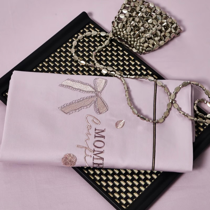 91家纺网 家纺一手货源 找家纺 梦丝语家纺秋冬婚庆送礼居家高端100支长绒棉磨毛平绣加毛巾绣四件套