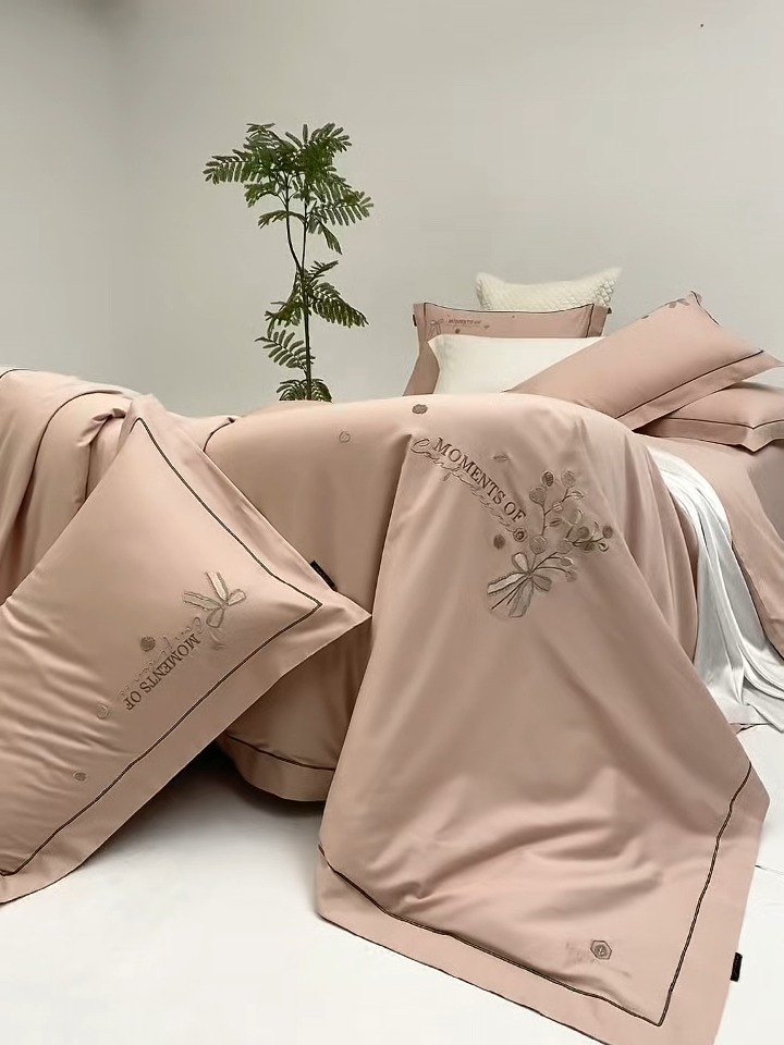 91家纺网 家纺一手货源 找家纺 梦丝语家纺秋冬婚庆送礼居家高端100支长绒棉磨毛平绣加毛巾绣四件套