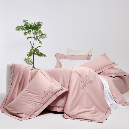 91家纺网 家纺一手货源 找家纺 总∶2024高端保暧绒260克拼角儿童可爱熊贴布绣四件套新品量大优惠