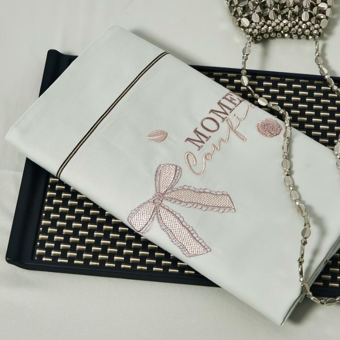 91家纺网 家纺一手货源 找家纺 梦丝语家纺秋冬婚庆送礼居家高端100支长绒棉磨毛平绣加毛巾绣四件套