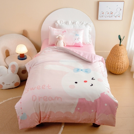 91家纺网 家纺一手货源 找家纺 （总）绒梦里 2026新款A类全棉卡通大版数码印花幼儿园被子三件套儿童套件被套