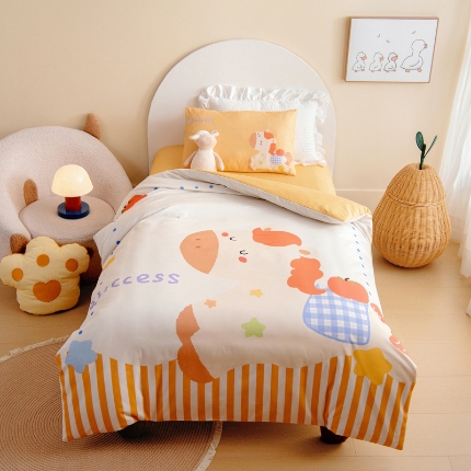 91家纺网 家纺一手货源 找家纺 （总）绒梦里 2026新款A类全棉卡通大版数码印花幼儿园被子三件套儿童套件被套