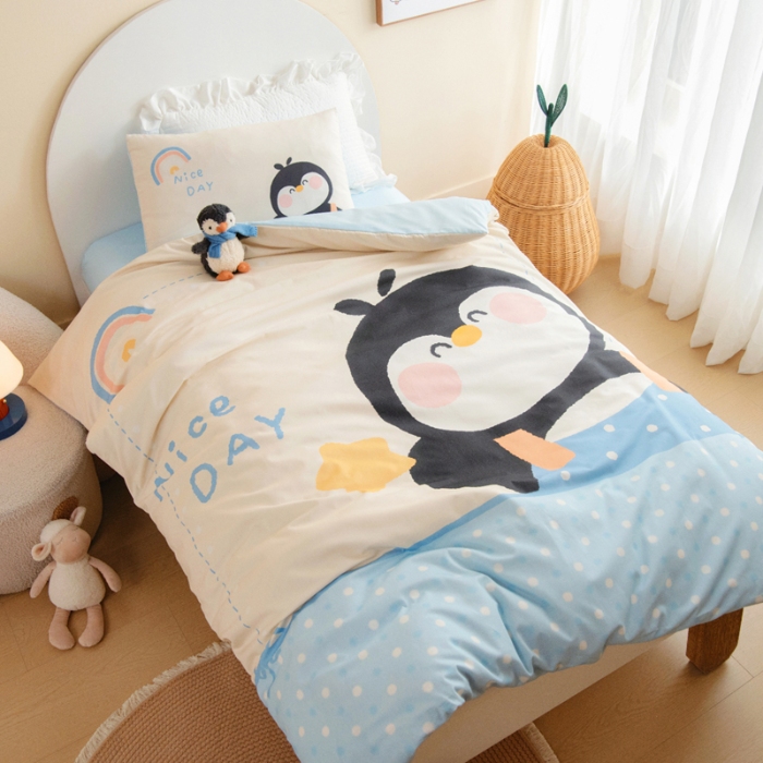 91家纺网 家纺一手货源 找家纺 （总）绒梦里 2026新款A类全棉卡通大版数码印花幼儿园被子三件套儿童套件被套