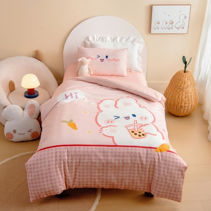 91家纺网 家纺一手货源 找家纺 绒梦里 2026新款A类全棉卡通大版数码印花幼儿园被子三件套儿童套件被套