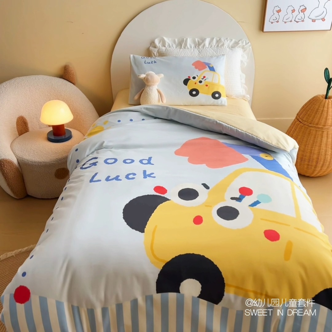 91家纺网 家纺一手货源 找家纺 绒梦里 2026新款A类全棉卡通大版数码印花幼儿园被子三件套儿童套件被套