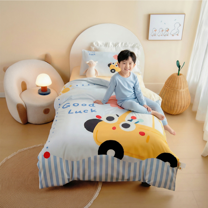 91家纺网 家纺一手货源 找家纺 绒梦里 2026新款A类全棉卡通大版数码印花幼儿园被子三件套儿童套件被套