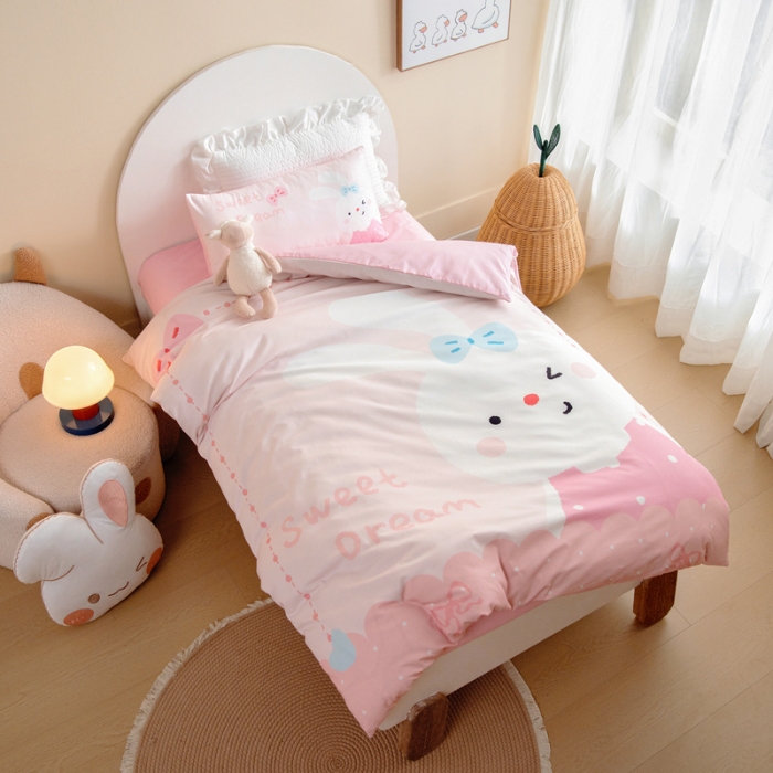 91家纺网 家纺一手货源 找家纺 绒梦里 2026新款A类全棉卡通大版数码印花幼儿园被子三件套儿童套件被套