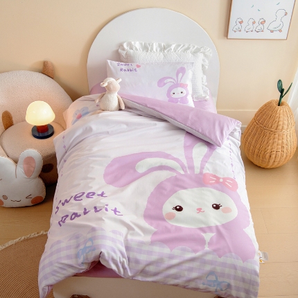 91家纺网 家纺一手货源 找家纺 绒梦里 2026新款A类全棉卡通大版数码印花幼儿园被子三件套儿童套件被套