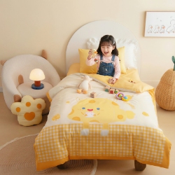 91家纺网 家纺一手货源 找家纺 绒梦里 2026新款A类全棉卡通大版数码印花幼儿园被子三件套儿童套件被套,快乐芝士,波点企鹅,嘟嘟小车,粉萌小兔,奶茶兔兔,平安小马,俏皮恐龙,幸运树,幸运小熊,熊猫宝贝,紫色小兔,足球宝贝