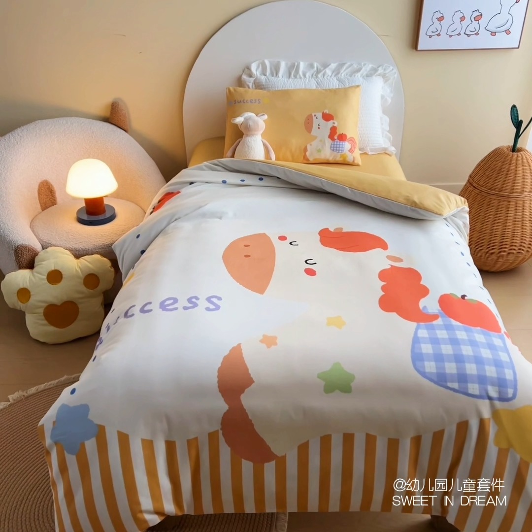 91家纺网 家纺一手货源 找家纺 绒梦里 2026新款A类全棉卡通大版数码印花幼儿园被子三件套儿童套件被套