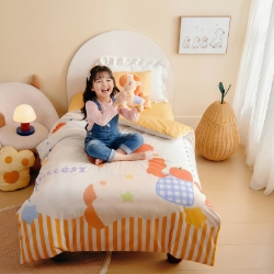 91家纺网 家纺一手货源 找家纺 绒梦里 2026新款A类全棉卡通大版数码印花幼儿园被子三件套儿童套件被套,平安小马,波点企鹅,嘟嘟小车,粉萌小兔,快乐芝士,奶茶兔兔,俏皮恐龙,幸运树,幸运小熊,熊猫宝贝,紫色小兔,足球宝贝