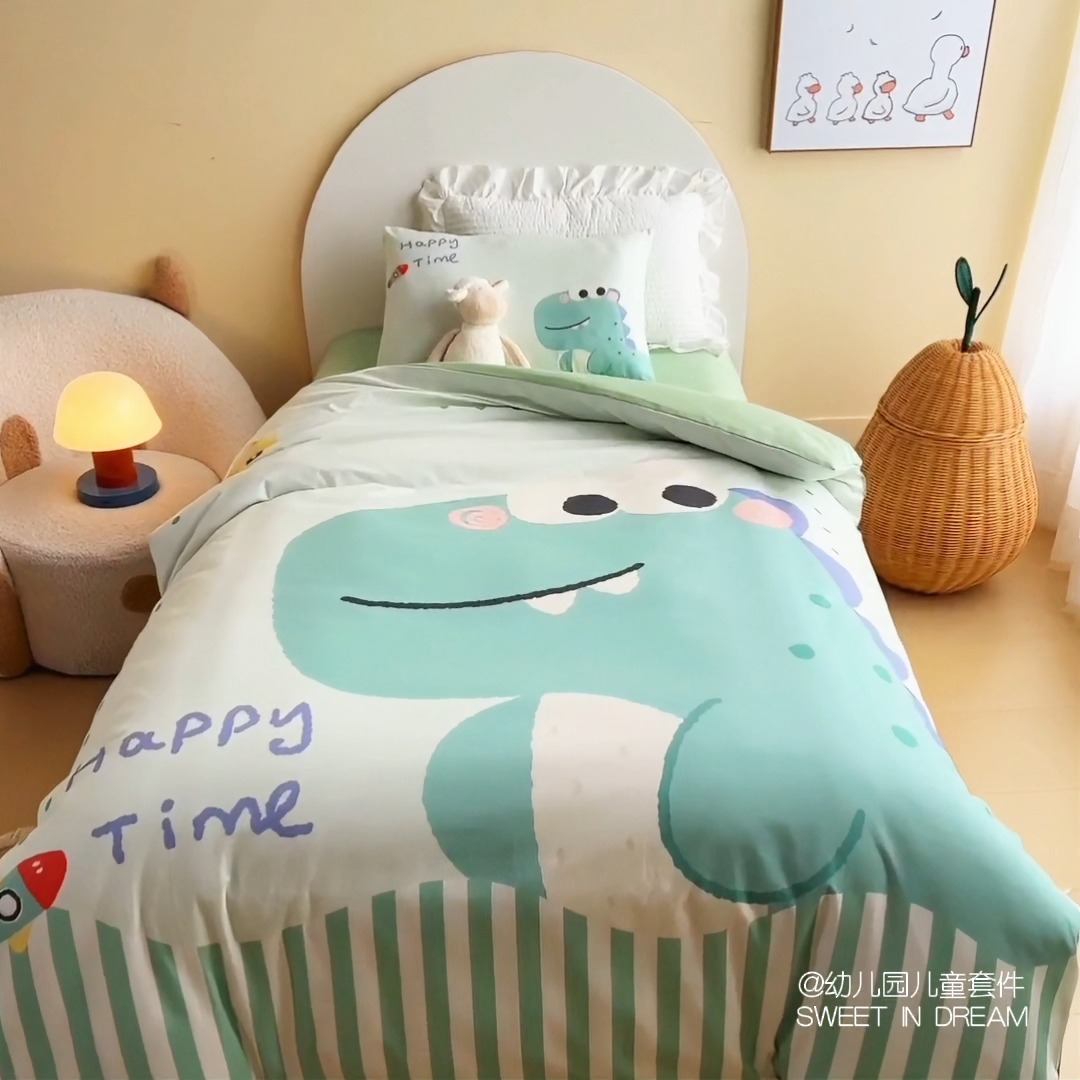 91家纺网 家纺一手货源 找家纺 绒梦里 2026新款A类全棉卡通大版数码印花幼儿园被子三件套儿童套件被套