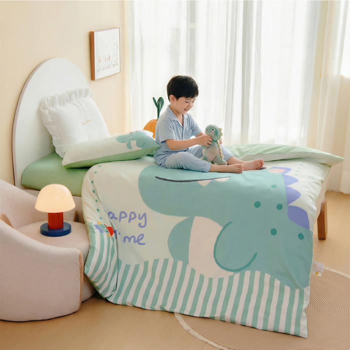 91家纺网 家纺一手货源 找家纺 绒梦里 2026新款A类全棉卡通大版数码印花幼儿园被子三件套儿童套件被套