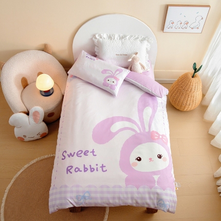 91家纺网 家纺一手货源 找家纺 绒梦里 2026新款A类全棉卡通大版数码印花幼儿园被子三件套儿童套件被套