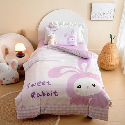 91家纺网 家纺一手货源 找家纺 绒梦里 2026新款A类全棉卡通大版数码印花幼儿园被子三件套儿童套件被套