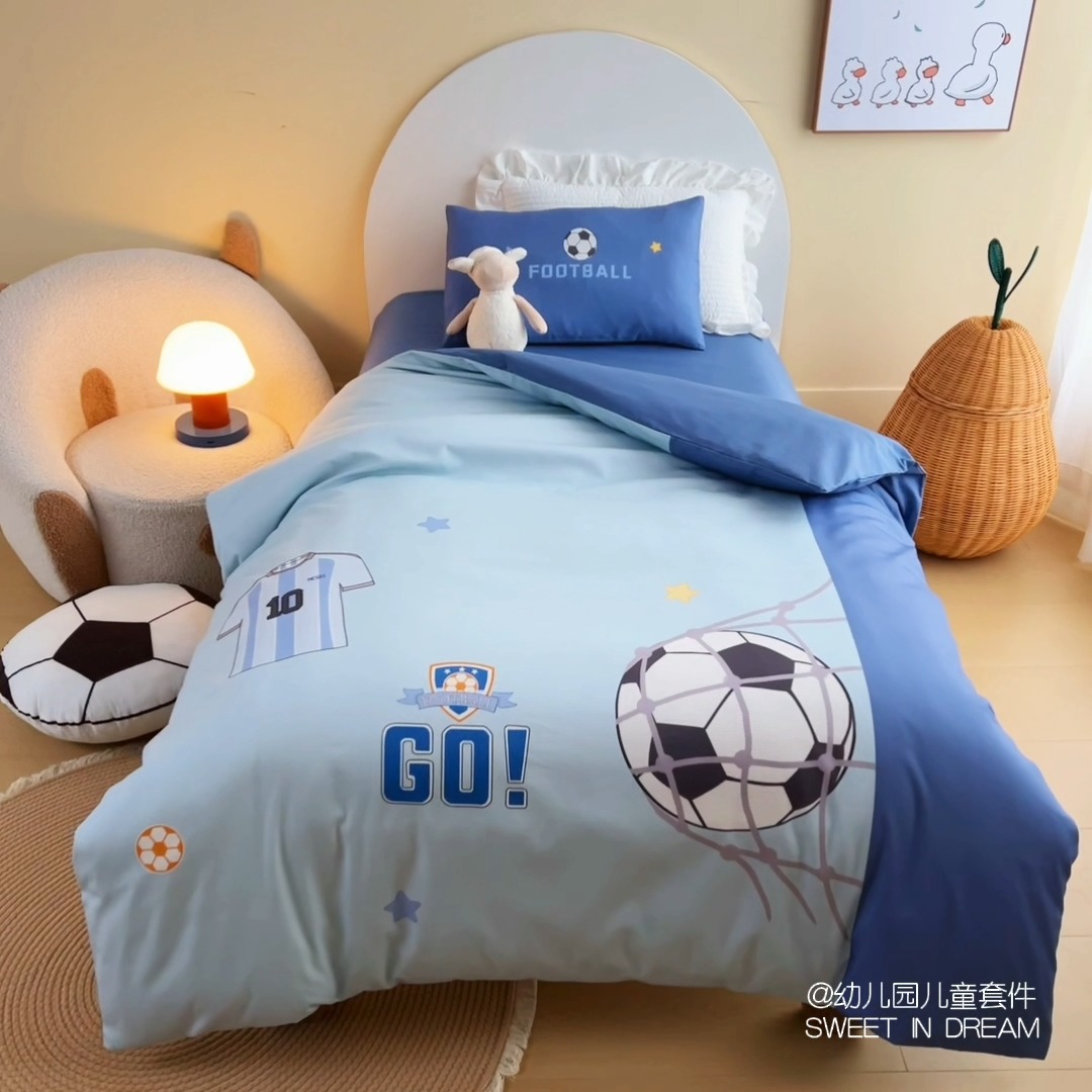 91家纺网 家纺一手货源 找家纺 绒梦里 2026新款A类全棉卡通大版数码印花幼儿园被子三件套儿童套件被套