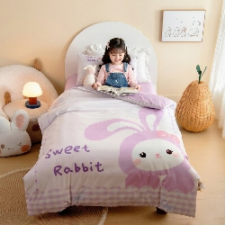 91家纺网 家纺一手货源 找家纺 绒梦里 2026新款A类全棉卡通大版数码印花幼儿园被子三件套儿童套件被套,紫色小兔,波点企鹅,嘟嘟小车,粉萌小兔,快乐芝士,奶茶兔兔,平安小马,俏皮恐龙,幸运树,幸运小熊,熊猫宝贝,足球宝贝