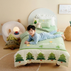 91家纺网 家纺一手货源 找家纺 绒梦里 2026新款A类全棉卡通大版数码印花幼儿园被子三件套儿童套件被套,幸运树,波点企鹅,嘟嘟小车,粉萌小兔,快乐芝士,奶茶兔兔,平安小马,俏皮恐龙,幸运小熊,熊猫宝贝,紫色小兔,足球宝贝