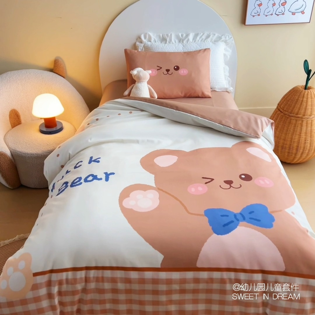 91家纺网 家纺一手货源 找家纺 绒梦里 2026新款A类全棉卡通大版数码印花幼儿园被子三件套儿童套件被套