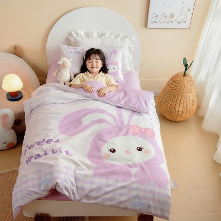 91家纺网 家纺一手货源 找家纺 绒梦里 2026新款A类全棉卡通大版数码印花幼儿园被子三件套儿童套件被套