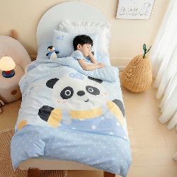 91家纺网 家纺一手货源 找家纺 绒梦里 2026新款A类全棉卡通大版数码印花幼儿园被子三件套儿童套件被套,熊猫宝贝,波点企鹅,嘟嘟小车,粉萌小兔,快乐芝士,奶茶兔兔,平安小马,俏皮恐龙,幸运树,幸运小熊,紫色小兔,足球宝贝