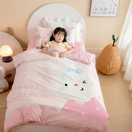 91家纺网 家纺一手货源 找家纺 绒梦里 2026新款A类全棉卡通大版数码印花幼儿园被子三件套儿童套件被套