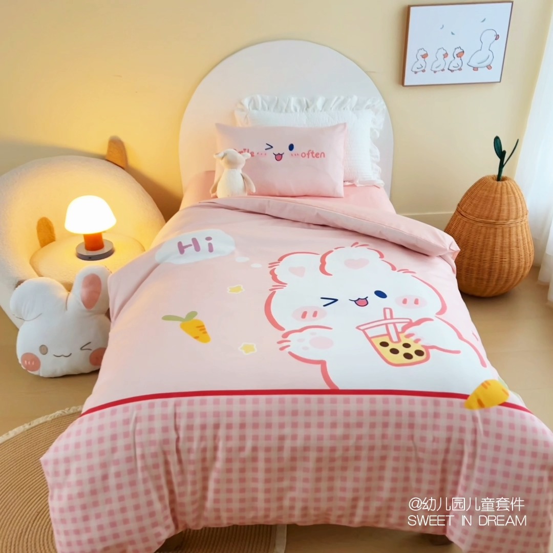 91家纺网 家纺一手货源 找家纺 绒梦里 2026新款A类全棉卡通大版数码印花幼儿园被子三件套儿童套件被套