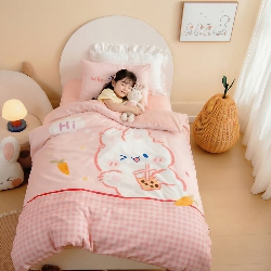 91家纺网 家纺一手货源 找家纺 绒梦里 2026新款A类全棉卡通大版数码印花幼儿园被子三件套儿童套件被套,奶茶兔兔,波点企鹅,嘟嘟小车,粉萌小兔,平安小马,俏皮恐龙,幸运树,幸运小熊,紫色小兔,熊猫宝贝,足球宝贝,快乐芝士