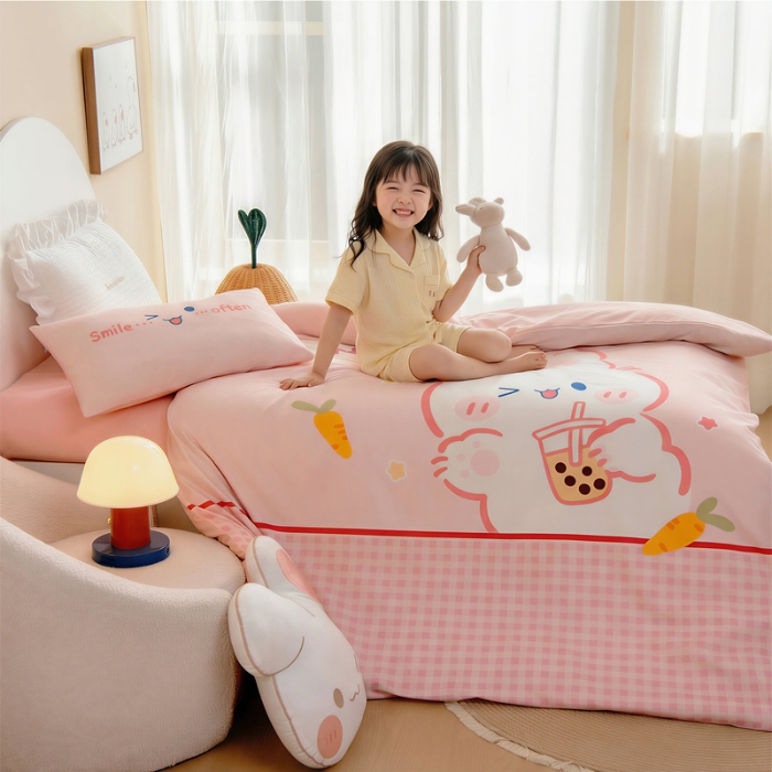 91家纺网 家纺一手货源 找家纺 绒梦里 2026新款A类全棉卡通大版数码印花幼儿园被子三件套儿童套件被套