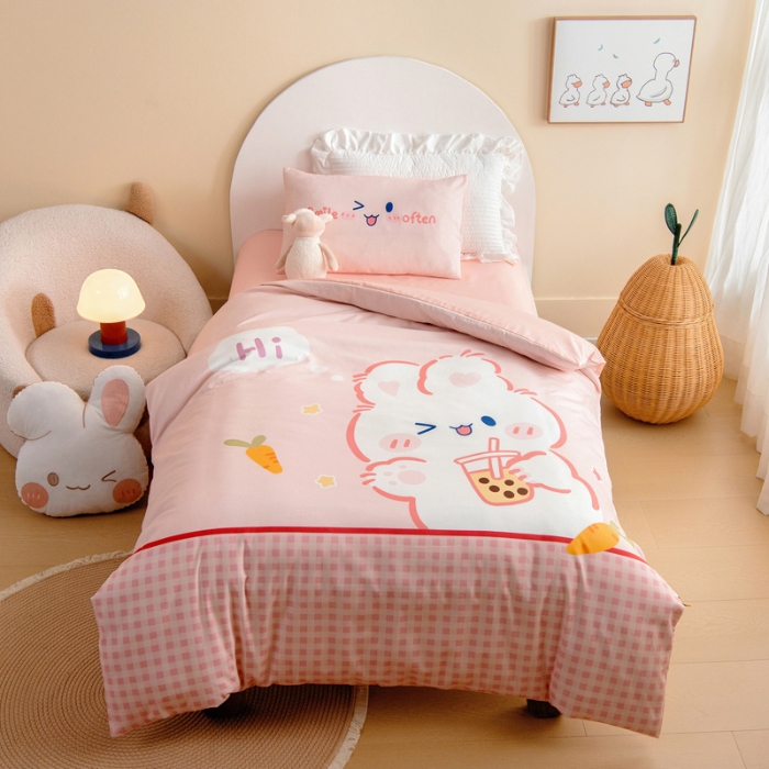 91家纺网 家纺一手货源 找家纺 绒梦里 2026新款A类全棉卡通大版数码印花幼儿园被子三件套儿童套件被套