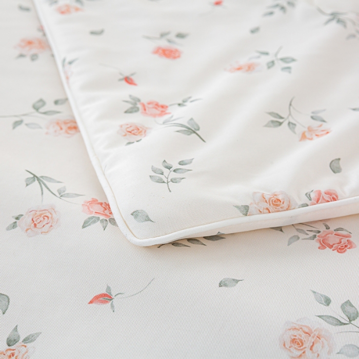 91家纺网 家纺一手货源 找家纺 2026新款3D数码印花有氨凉感丝夏被冰丝夏凉被空调被填充大豆纤维夏被 花香漫语