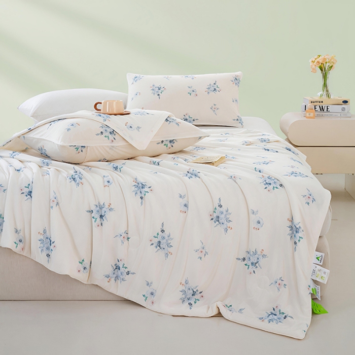 91家纺网 家纺一手货源 找家纺 2026新款3D数码印花有氨凉感丝夏被冰丝夏凉被空调被填充大豆纤维夏被 烟雨霓裳