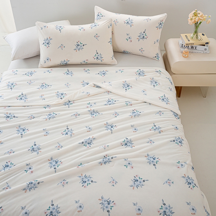 91家纺网 家纺一手货源 找家纺 2026新款3D数码印花有氨凉感丝夏被冰丝夏凉被空调被填充大豆纤维夏被 烟雨霓裳