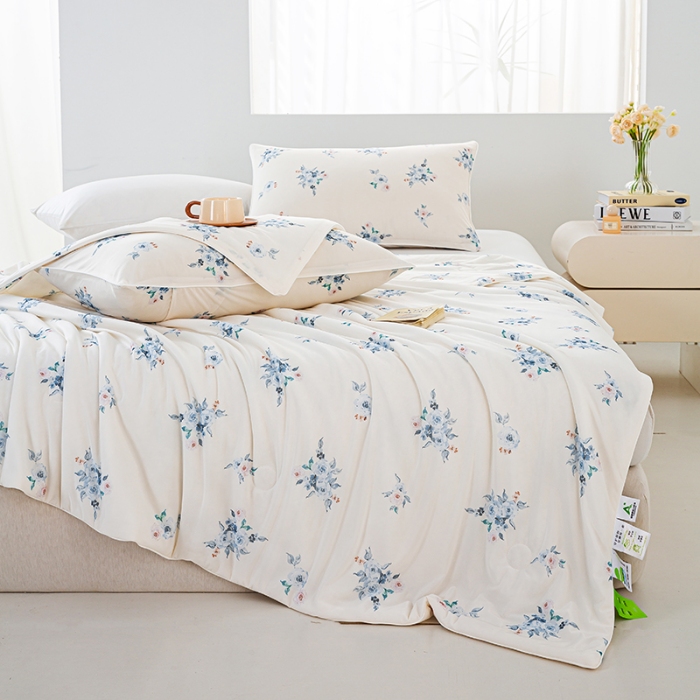 91家纺网 家纺一手货源 找家纺 2026新款3D数码印花有氨凉感丝夏被冰丝夏凉被空调被填充大豆纤维夏被 烟雨霓裳