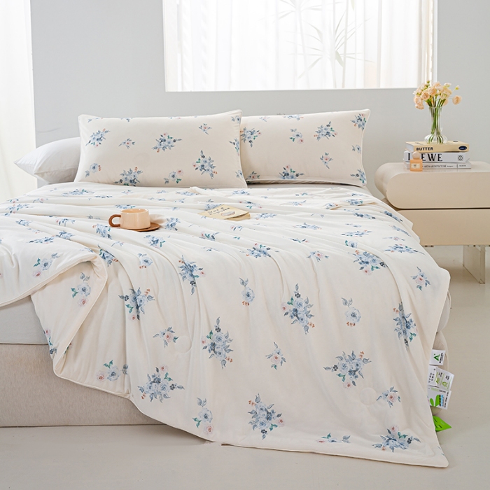 91家纺网 家纺一手货源 找家纺 2026新款3D数码印花有氨凉感丝夏被冰丝夏凉被空调被填充大豆纤维夏被 烟雨霓裳