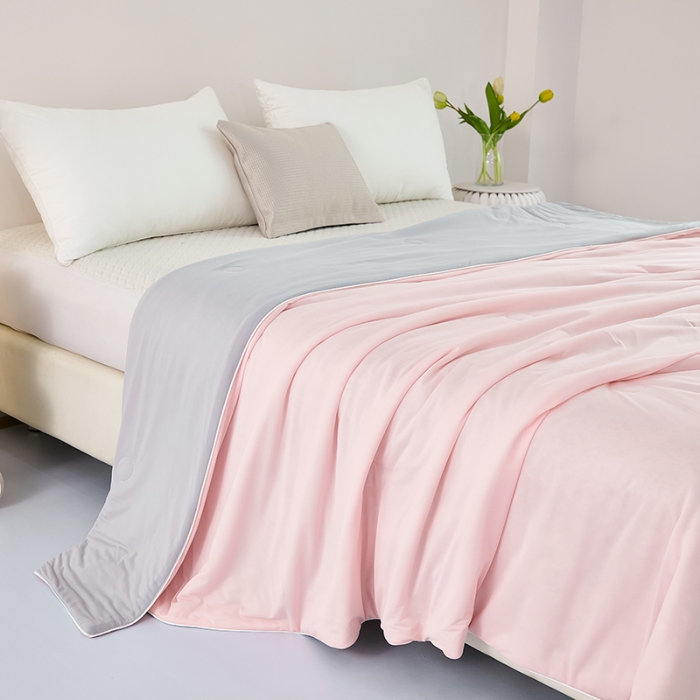 91家纺网 家纺一手货源 找家纺 2026延遥新款氨纶凉感天丝夏被夏凉被空调被 粉拼灰