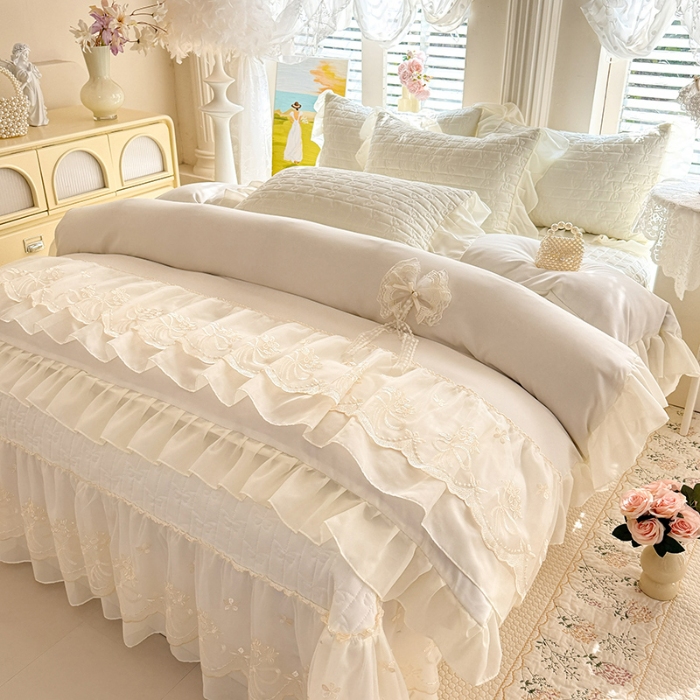 91家纺网 家纺一手货源 找家纺 苏米娜2026春夏新品韩版公主风小清新水洗棉床盖四件套针织棉双层纱纯棉棉麻全棉公主风床盖款四件套 幸运花-奶昔白