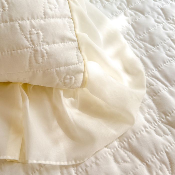 91家纺网 家纺一手货源 找家纺 苏米娜2026春夏新品韩版公主风小清新水洗棉床盖四件套针织棉双层纱纯棉棉麻全棉公主风床盖款四件套 幸运花-奶昔白