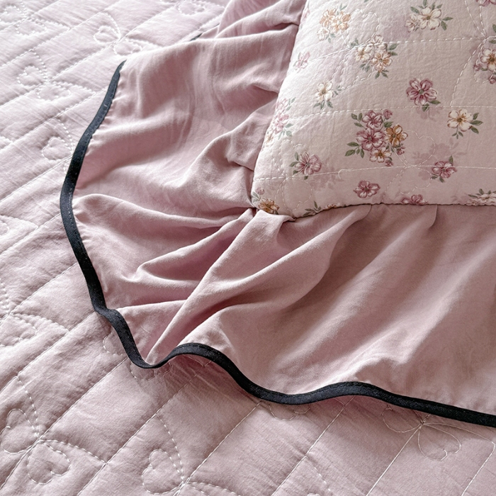 91家纺网 家纺一手货源 找家纺 苏米娜家纺 2026春夏新款超柔云朵棉古法水洗棉床盖款四件套--赫本风系列 花慕里紫 