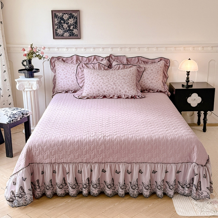 91家纺网 家纺一手货源 找家纺 苏米娜家纺 2026春夏新款超柔云朵棉古法水洗棉床盖款四件套--赫本风系列 花慕里紫 