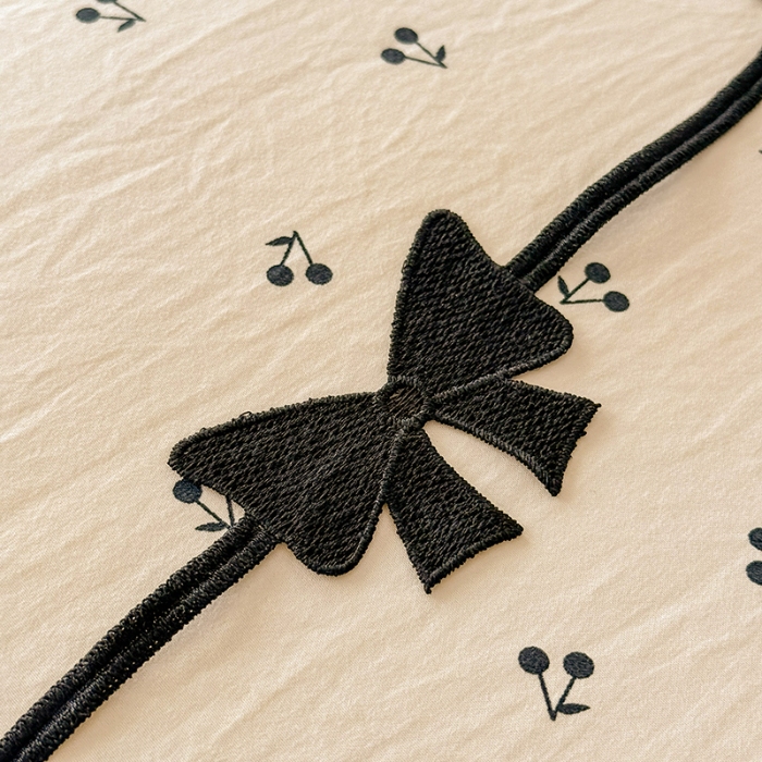 91家纺网 家纺一手货源 找家纺 苏米娜家纺 2026春夏新款超柔云朵棉古法水洗棉床盖款四件套--赫本风系列 樱桃可可 