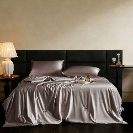 91家纺网 家纺一手货源 找家纺 （总）纯色丝光绸100%蚕丝夏凉被 可水洗柞蚕丝 夏被 被子被芯 蚕丝被 空调被 蚕丝夏被 桑蚕丝被