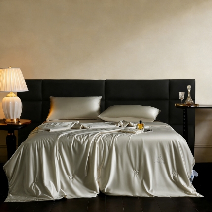 91家纺网 家纺一手货源 找家纺 （总）（总）纯色丝光绸100%蚕丝夏凉被 可水洗柞蚕丝 夏被 被子被芯 蚕丝被 空调被 蚕丝夏被 桑蚕丝被