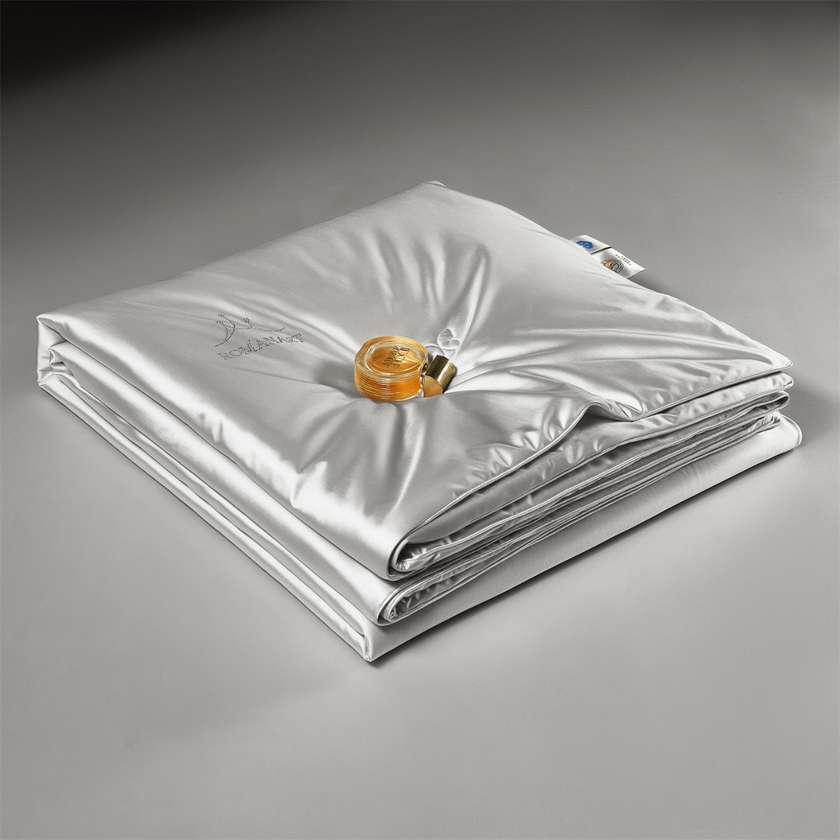 91家纺网 家纺一手货源 找家纺 （总）纯色丝光绸100%蚕丝夏凉被 可水洗柞蚕丝 夏被 被子被芯 蚕丝被 空调被 蚕丝夏被 桑蚕丝被