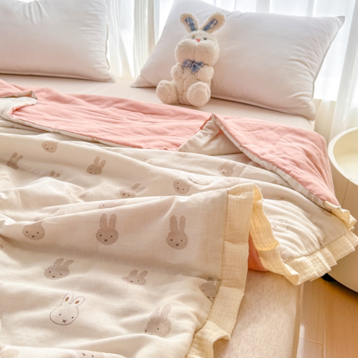 91家纺网 家纺一手货源 找家纺 2026高端法式韩版花边A类母婴级印花全棉双层纱单夏被子清新公主风荷叶边纯棉双层纱夏凉被空调被春秋被 兔宝宝