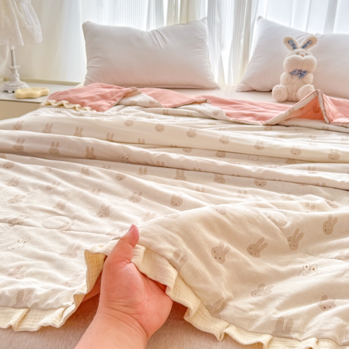 91家纺网 家纺一手货源 找家纺 2026高端法式韩版花边A类母婴级印花全棉双层纱单夏被子清新公主风荷叶边纯棉双层纱夏凉被空调被春秋被 兔宝宝